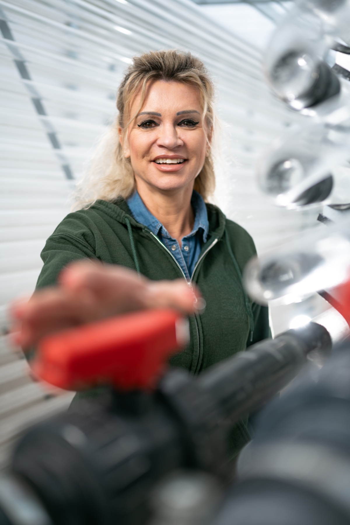 Katrin Beberhold an einer Maschine in ihrem Unternehmen