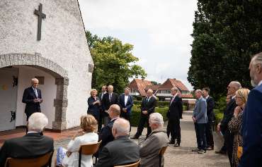 Die Gäste folgen interessiert den Ausführungen des heutigen Landvolk-Präsidenten